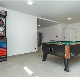 4 bedroom villa with infinity pool and sea views in Crikvencia, Rijeka, sleeps 8